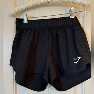 GYMSHARK SHORT BLACK COLOR WAIST
15" length 14" inseam 2.5"